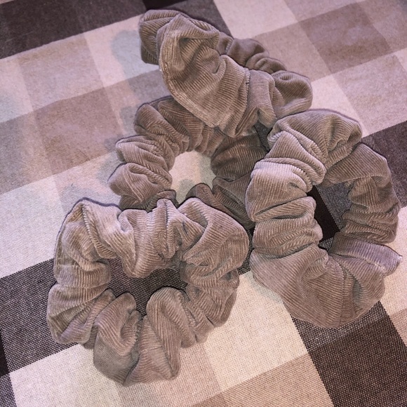 tan corduroy scrunchie - Picture 4 of 5